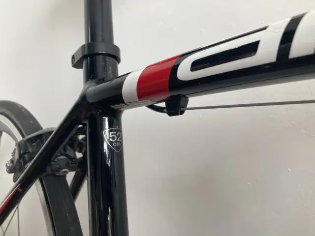 rarely used - Specialized Allez Road Bike - 52cm Frame in Road in City of Toronto - Image 4