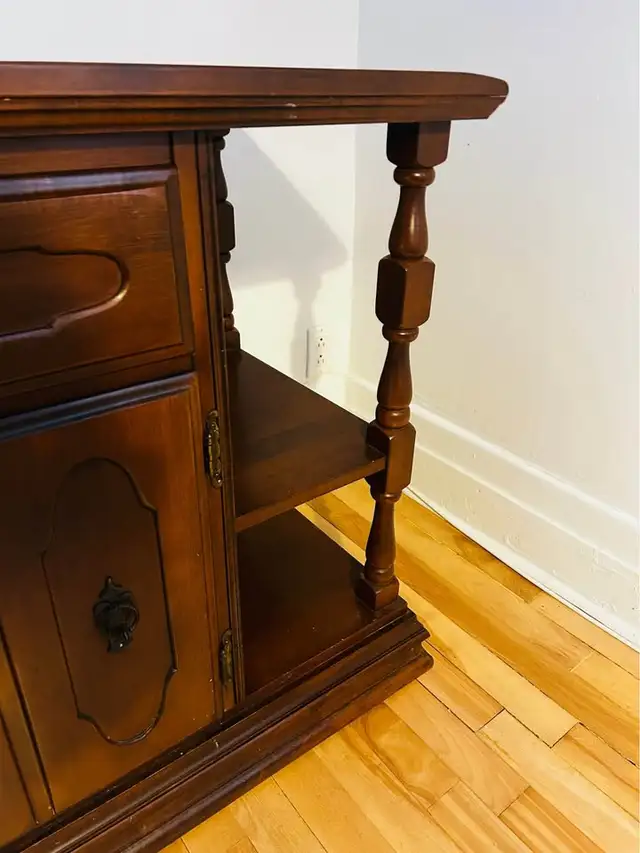 Superbe Buffet / Meuble d'appoint Vintage en bois massif in Hutches & Display Cabinets in City of Montréal - Image 3