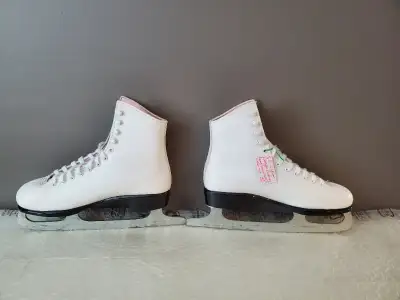 1 ère paire de patins à glace artistique pour femmes marque Lange Classic (grandeur 7-7.5) (longueur...