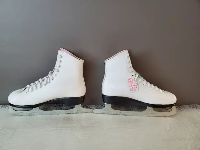 Patins à glace femme (2 pres X 7-7.5)(3 pres X 7.5-8)/$40.00 pre in Skates & Blades in City of Montréal - Image 2