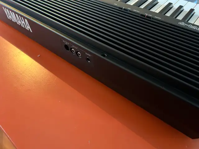 Yamaha YPR-9 Portable Piano (stand, bench, and pedal included) in Pianos & Keyboards in City of Toronto - Image 9