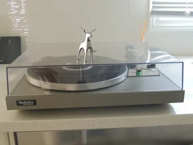 Technics SL-20 Manual Belt Turntable w/Audio Technica Cartridge in Stereo Systems & Home Theatre in Mississauga / Peel Region - Image 2