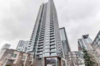 ONE BEDROOM+DEN(SPADINA/FRONT/UNION)SUBWAY+600 SF+JULY 11+LAKEVI