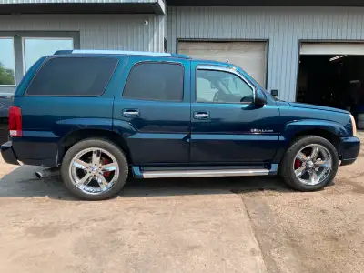 2005 Cadillac Escalade 5.3L, 8 cyl, Automatic, 263000 KMS. 7 passenger, leather interior, sunroof, p...