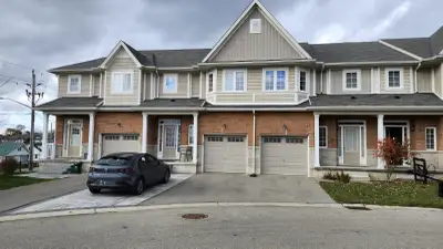 Spacious 3 bedrooms, 2.5 bathrooms Townhouse for Rent (1500sqft) - Garage + driveway (2 car parking...