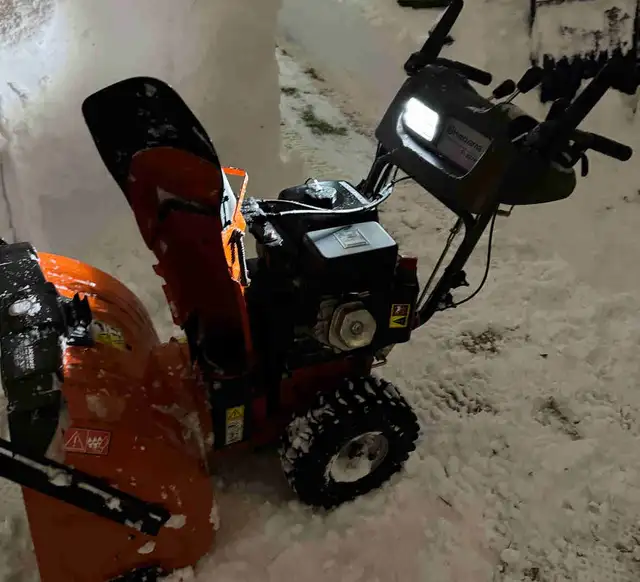 Souffleuse husqvarna ST-327 P hydrostatique  in Lawnmowers & Leaf Blowers in Québec City - Image 2