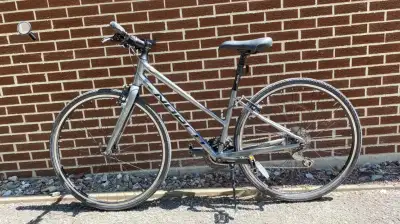 Vélo hybride Norco pour femme, couleur gris, modèle VFR1, grandeur 26 po, 24 vitesses, acheté à l’ét...