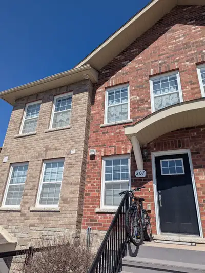Bright and clean 2-bedroom, 1.5 bath townhouse condo for rent in Cobourg. This well-maintained 920 s...