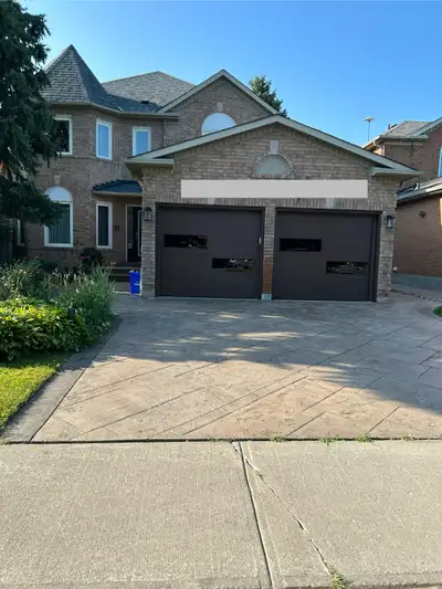 Newly renovated, fully legal basement apartment located in the centre of Richmond Hill. Apartment re...