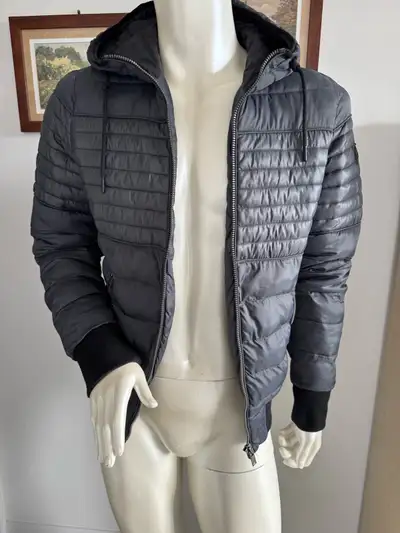 Men’s Moose Knuckles jacket. Almost new, hardly ever worn. Size: small slim fit. Color: Steel gray C...