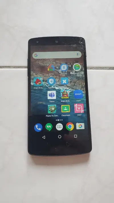 Up for grabs is a working LG Nexus 5.. but it is in poor condition look at pictures. It works 100% f...