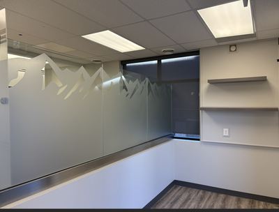 This beautifully maintained and locally owned commercial unit is located on the main floor of a mode...