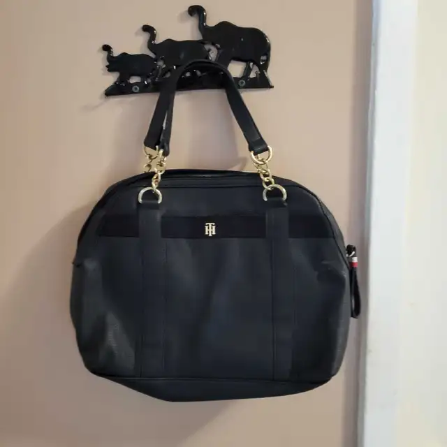 Tommy Hilfiger Black Leather Purse Bag Like New in Women's - Bags & Wallets in Oshawa / Durham Region - Image 2