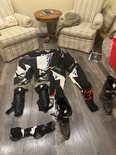 Selling a full set of dirt bike gear in good condition. Perfect for anyone just getting into riding....