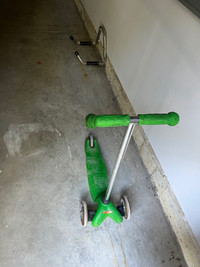 Micro three wheel scooter 