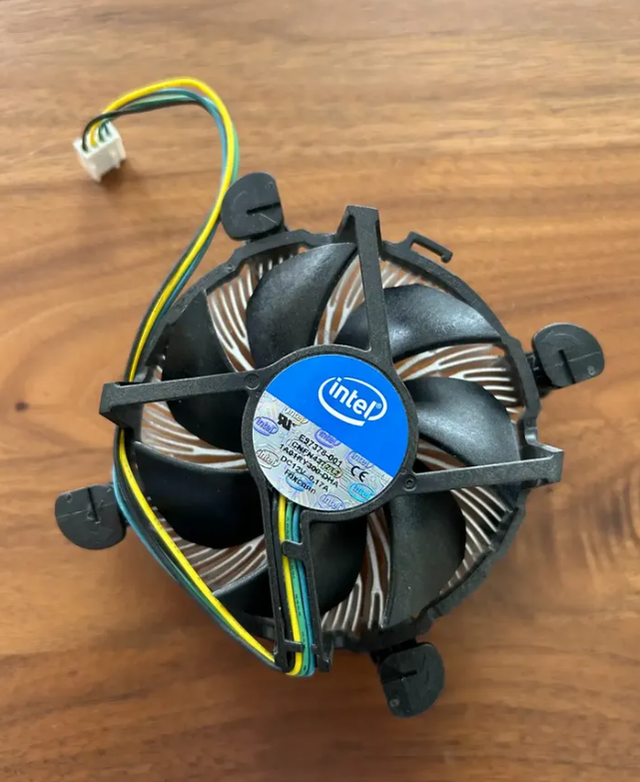 Stock Intel LGA 1156/1155/1151/1150 Refroidisseur de CPU Cooler in System Components in City of Montréal - Image 2
