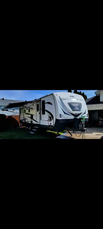 Beautiful RV in excellent condition. Comes with everything you need to enjoy your favorite campsite....