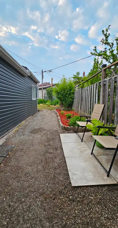 Main-Level 1 Bedroom Garden Suite (Private Entrance, Parking)