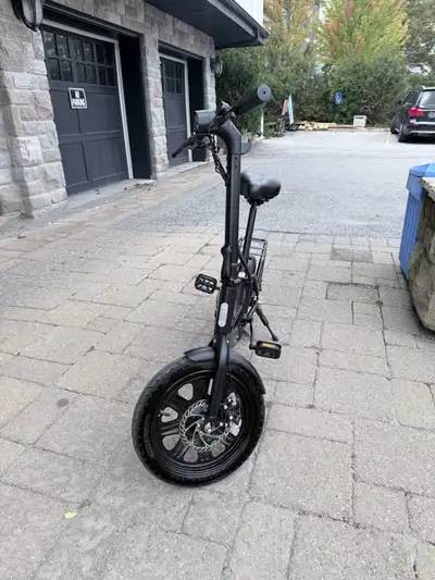 Private owner, NOT a dealer. I bought this bike for downtown trips. Parking downtown is difficult, a...