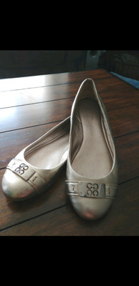 Genuine Coach Gold flat's $25  size 7, like new condition 
