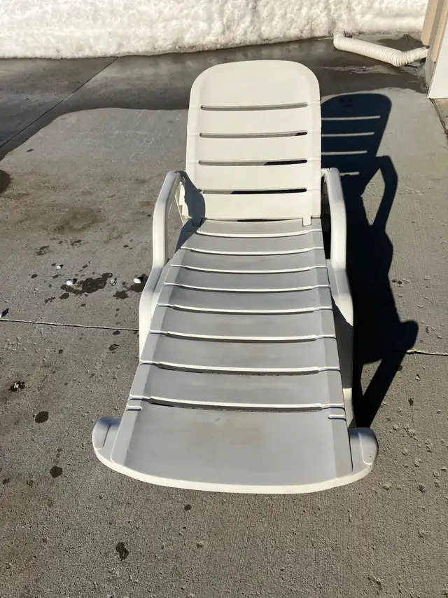 White Outdoor Lounger in Patio & Garden Furniture in Thunder Bay - Image 3