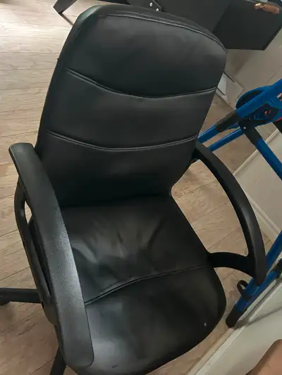 Fauteuil de bureau noir sur roulettes, View more