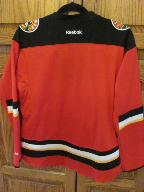 NHL Calgary Flames Jersey dans Art et objets de collection  à Ville d’Edmonton - Image 2