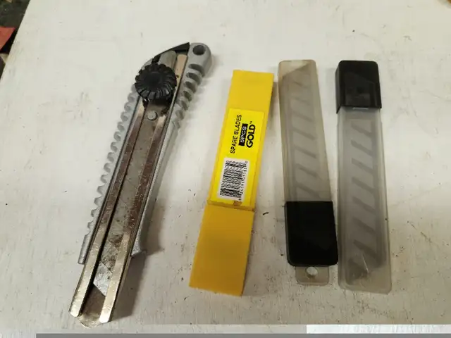 3 utility knives with extra blades, Straight and hook blades in Hand Tools in Belleville - Image 6