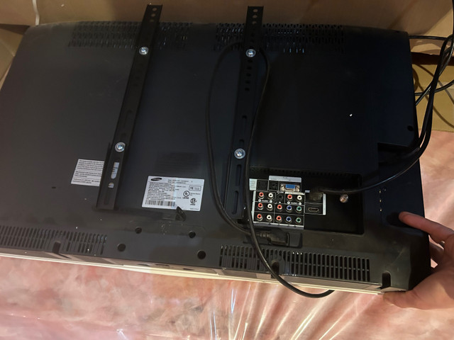 32” Samsung tv NOT a Smart TV in TVs in Kitchener / Waterloo - Image 3