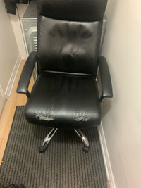 Chaise du bureau 