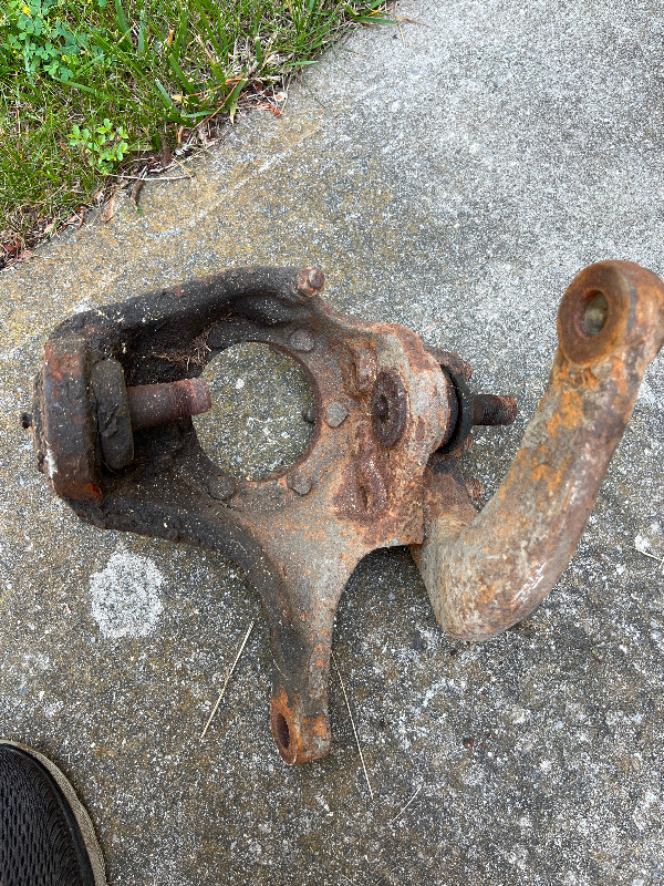 Chevy Squarebody 4x4 Steering Knuckle in Transmission & Drivetrain in Chatham-Kent - Image 2
