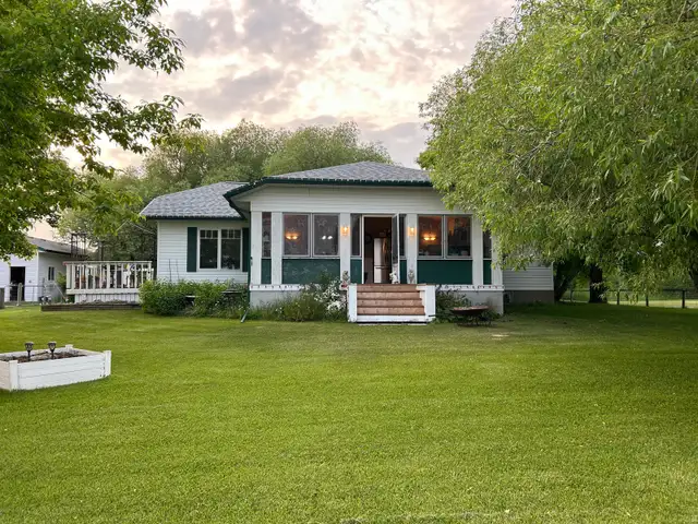  3 Bed, 2 Bath Lakefront Home on 5 Acres in Houses for Sale in Winnipeg - Image 2