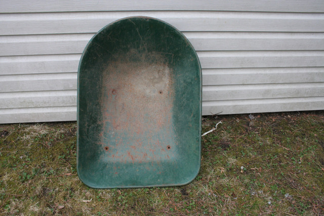 Tub de brouette barouette en métal bonne cond(Livraison possible dans Autre  à Laval/Rive Nord