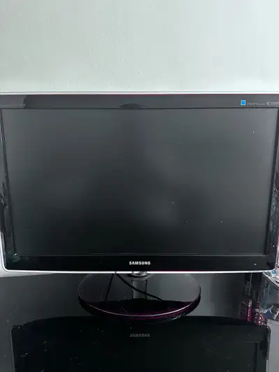 Samsung TV and monitor. Very good condition. 27”. HDMI and USB and AV port