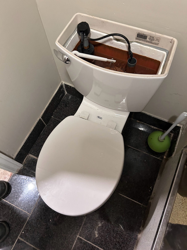 American Standard Champion 4 Toilet going CHEAP! Only $50 in Plumbing, Sinks, Toilets & Showers in Owen Sound - Image 2