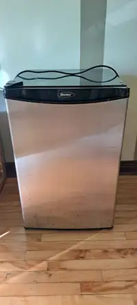 mini Réfrigérateur 4.4pi³, Danby, avec congélateur fermé
