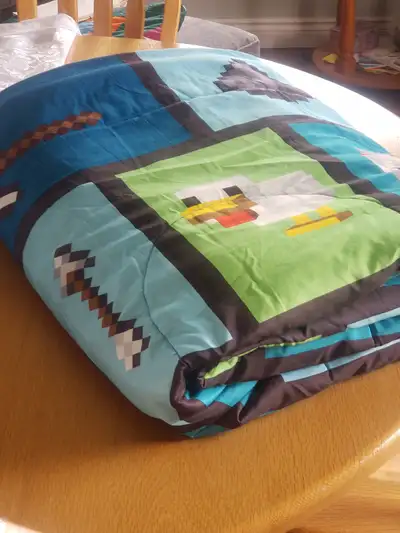 Minecraft Twin size comforter for sale. Good condition. Used very little on kids spare room bed. Smo...