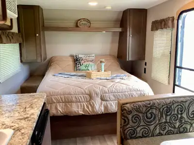Pristine condition, 17ft single axle with awning featuring walk around bed with queen mattress, 2 cl...
