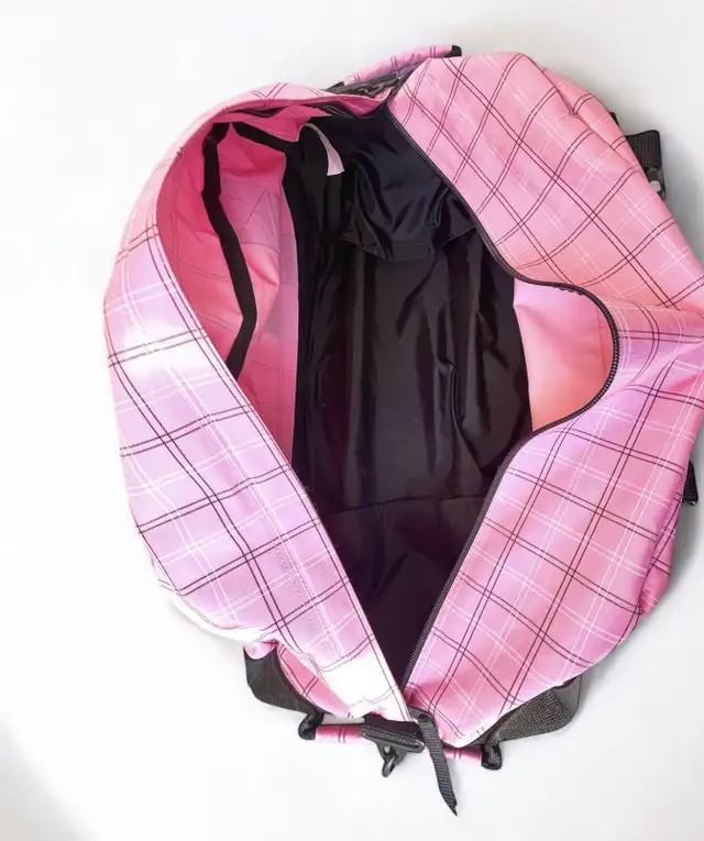 [LL Bean] Rolling Duffel Bag (suitcase/ luggage) like new, clean in Women's - Bags & Wallets in Sudbury - Image 6