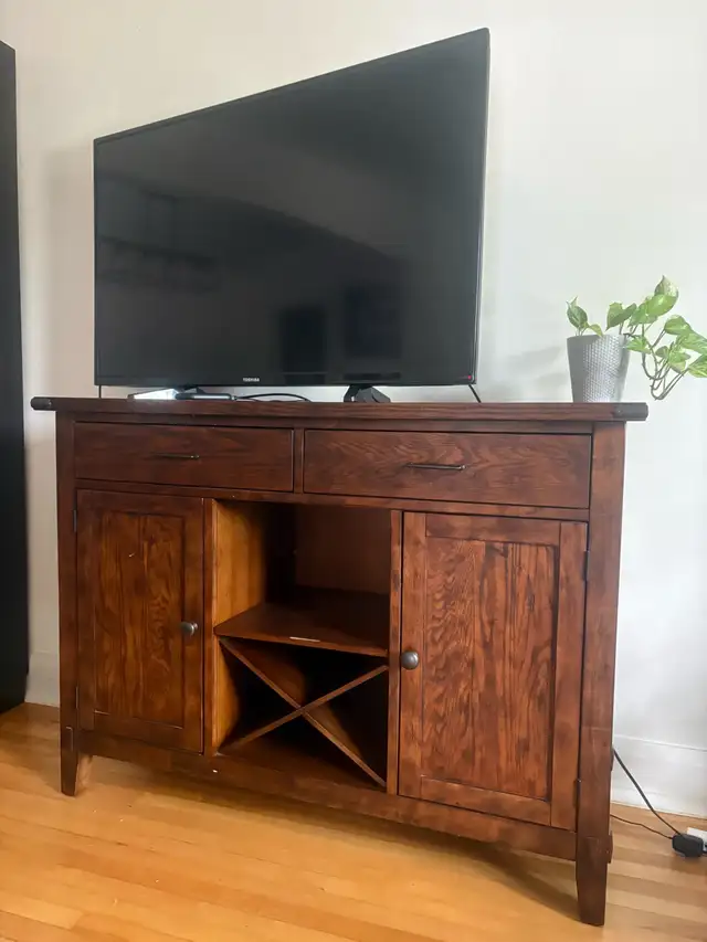 wooden dining room table, buffet and 6 chairs in Dining Tables & Sets in City of Toronto - Image 6