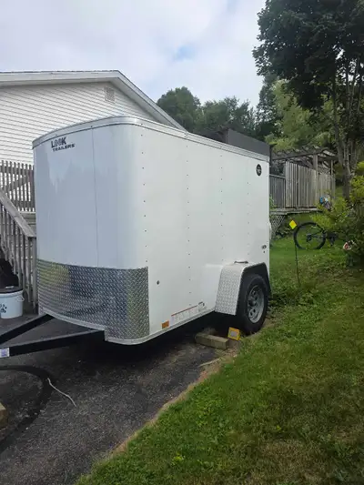 This pre-owned 2022 Look cargo trailer features a 2990 lb GVWR and a payload capacity of 2081 lbs, p...