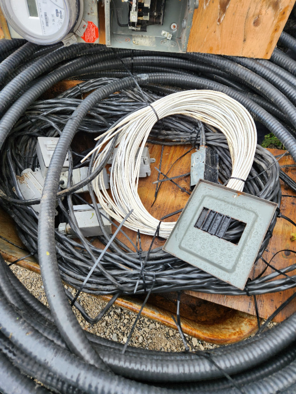 Compteur et fils électriques - Wires and electricity meter dans Électricité  à Ouest de l’Île - Image 3