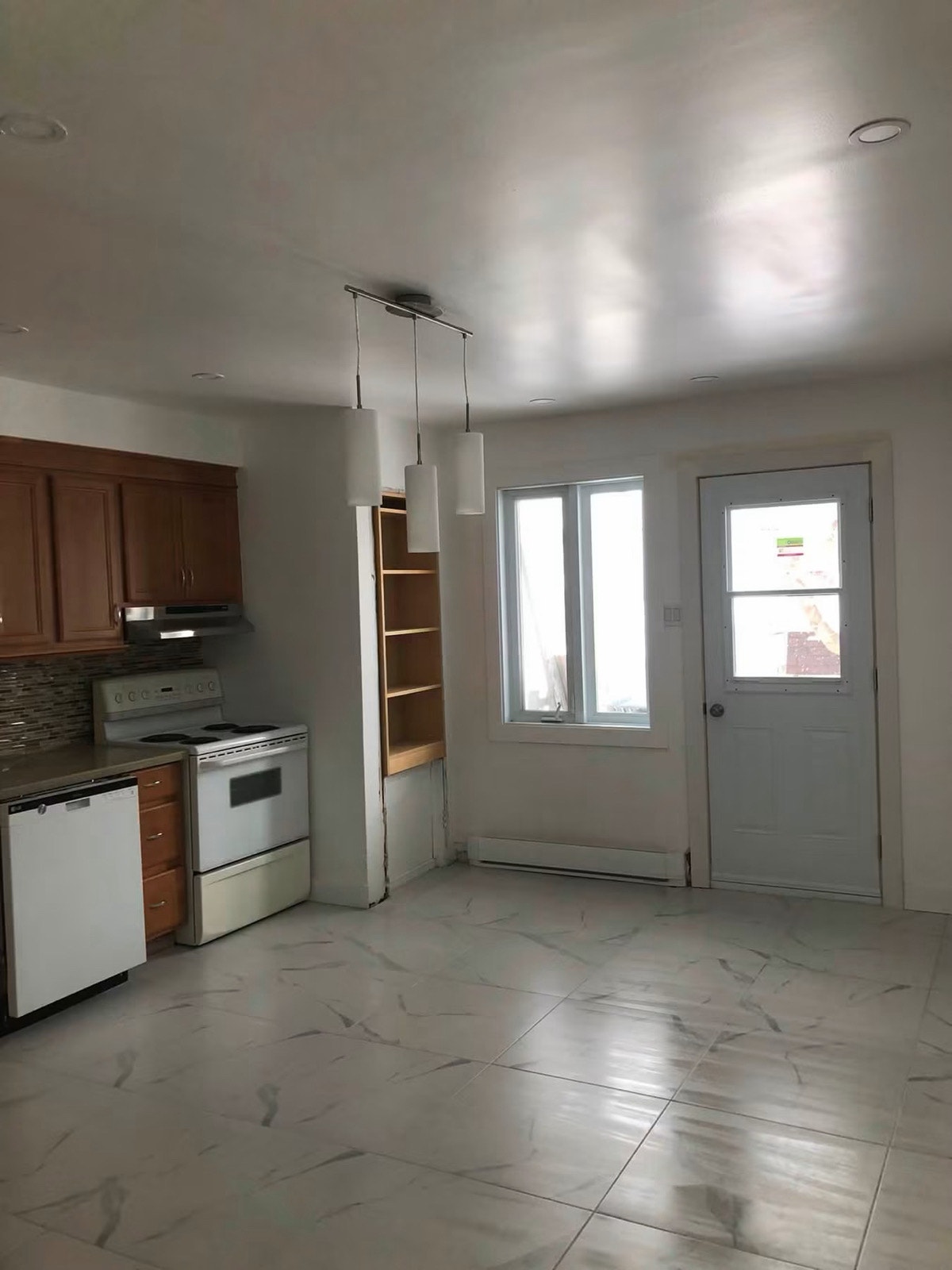 apparemment 5 1/2 à louer $1,600 h1l3v9 — photo 3