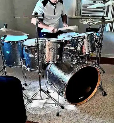 Pearl 6 pc Vision full kit w/cymbals hardware, View more