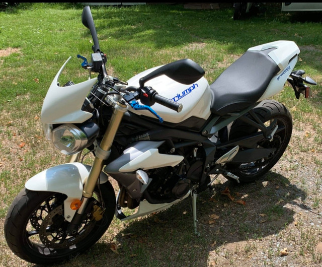 triumph street triple 675 cc 2014 comme neuf très peu utilisé dans Routières sportives  à Saint-Hyacinthe