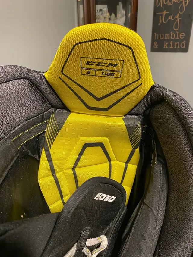 CCM hockey pants in Hockey in London - Image 3