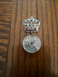 1939 KING GEORGE V1 QUEEN ELIZABETH HANGING MEDALLION BROOCH