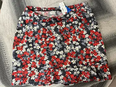 Beautiful flowery skirt - Size L - New, View more