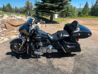 2015 Harley Electra Glide Ultra Classic Low kms only 10,890 kms. 103ci, Stereo, cruise, heated grips...