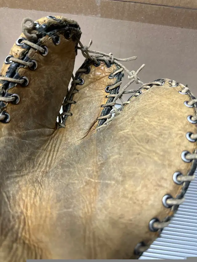 Vintage Trapper Leather Baseball Glove in Arts & Collectibles in Ottawa - Image 3